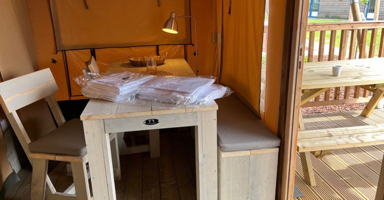 Sitzbereich des Glampingzeltes 4 Personen - Waterherberg it Beaken