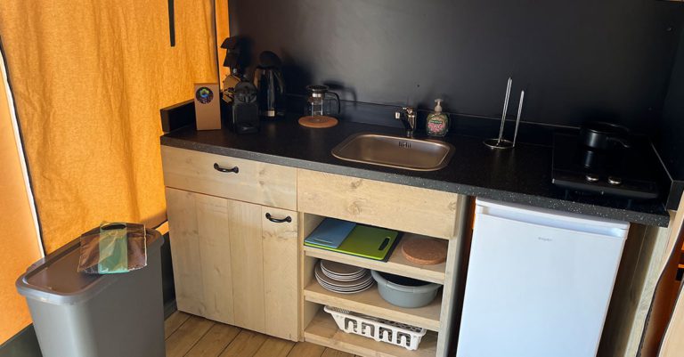 Küche des Glampingzeltes 4 Personen - Waterherberg it Beaken