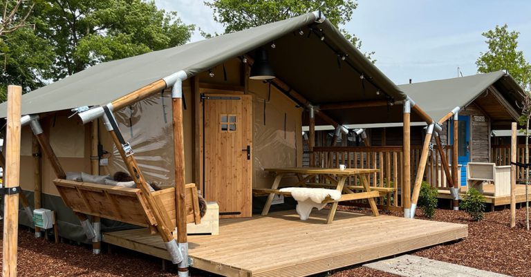Seitenansicht des Terrassen-Glampingzeltes 4 Personen - Waterherberg it Beaken
