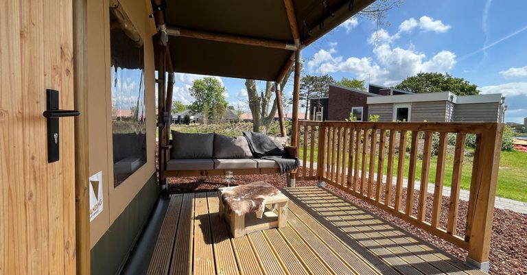 Sitzbank auf der Terrasse des Glampingzeltes 6 Personen - Waterherberg it Beaken