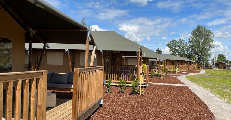 Seitenansicht des Glampingzeltes 6 Personen - Waterherberg it Beaken