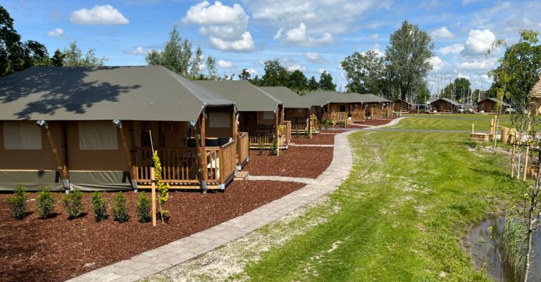 Seitenansicht der Glamping Zelte 6 Personen - Waterherberg it Beaken