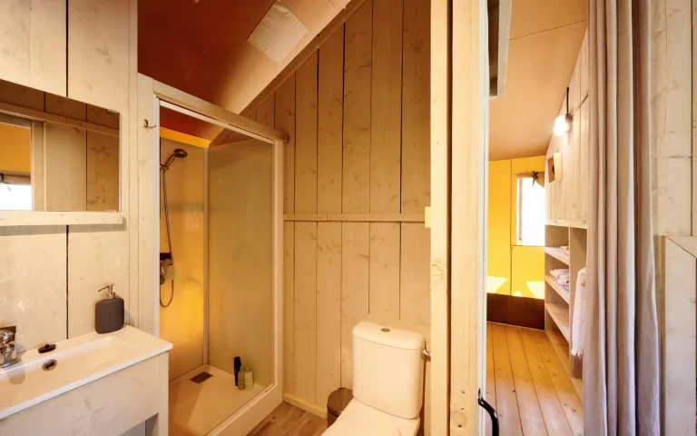 Badezimmer bei glampingtent 6 personen - Waterherberg it Beaken