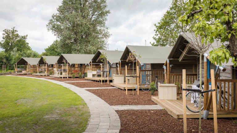 Außenansicht der Glampingzelte - Waterherberg it Beaken