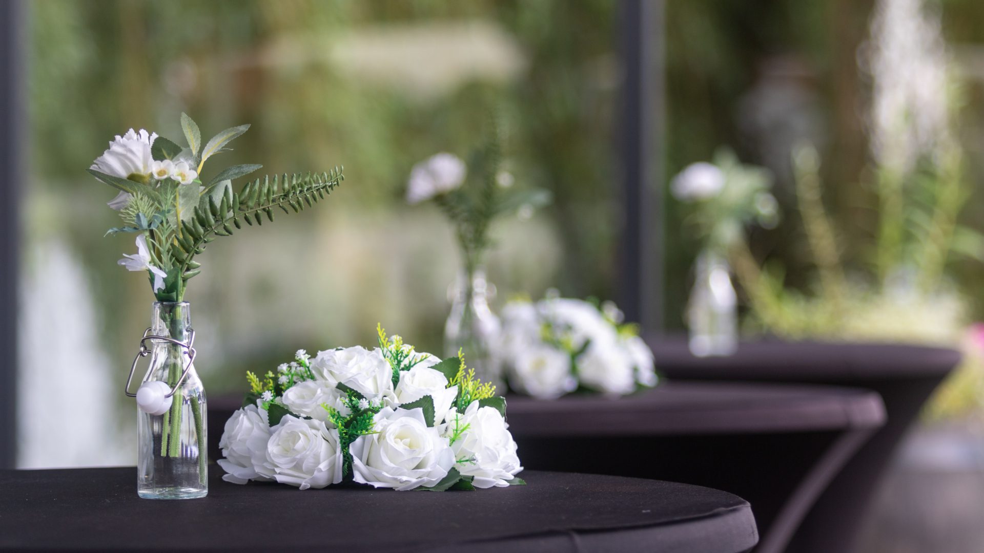 Hochzeitslocation in Friesland - Blumenarrangement auf dem Tisch
