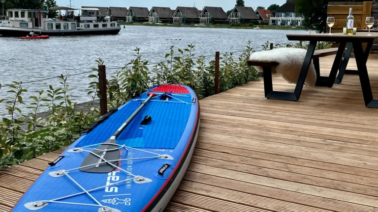 Sup board die op een steiger ligt aan het water