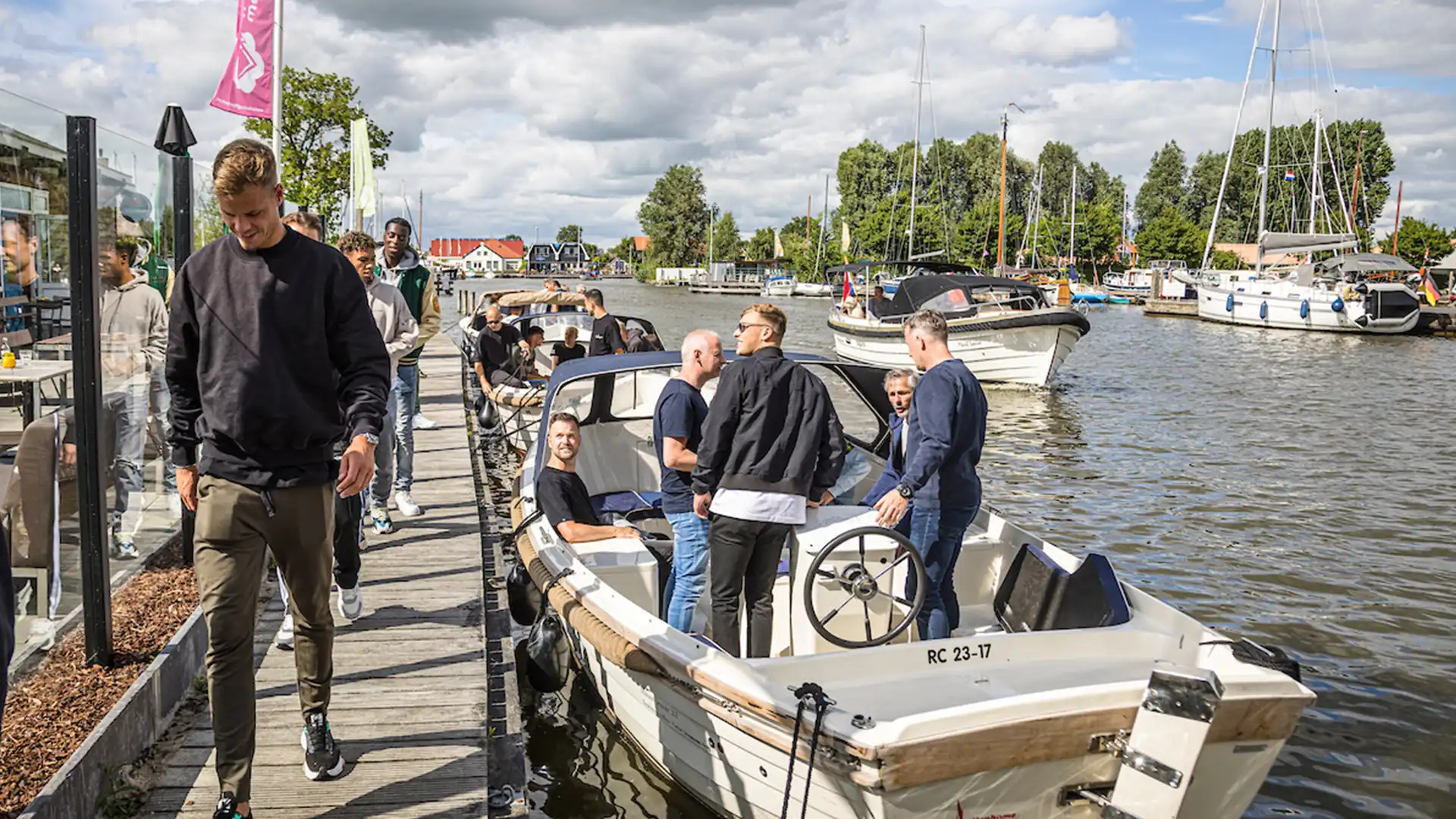 Waterherbergh it beaken aan het water