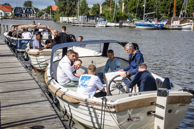 Festmachen einer Schaluppe an einem Steg