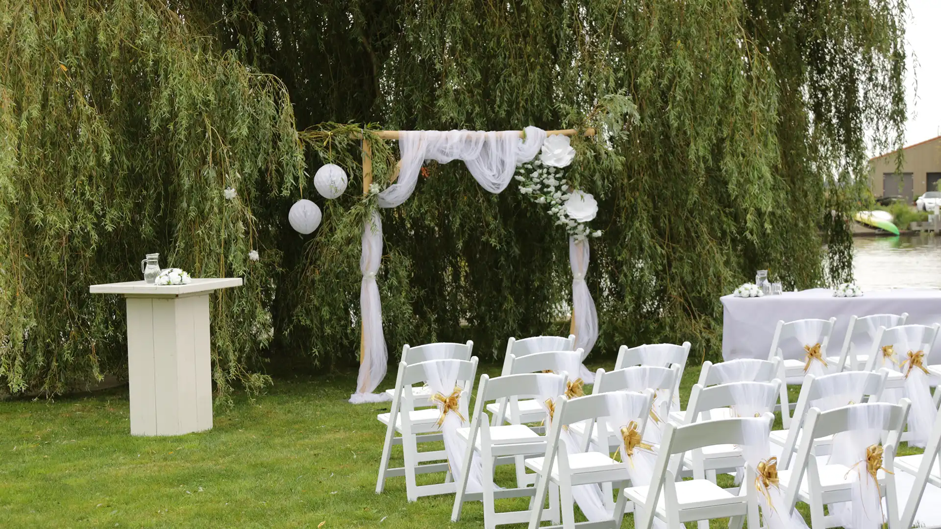 Sitze im Garten am Wasser Gasthaus es beaken