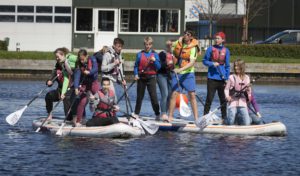 Kinder beim Essen während der Expedition Heegermeer
