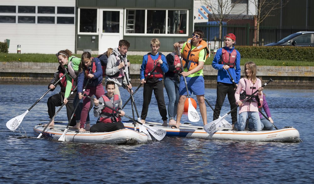 Kinder beim Essen während der Expedition Heegermeer