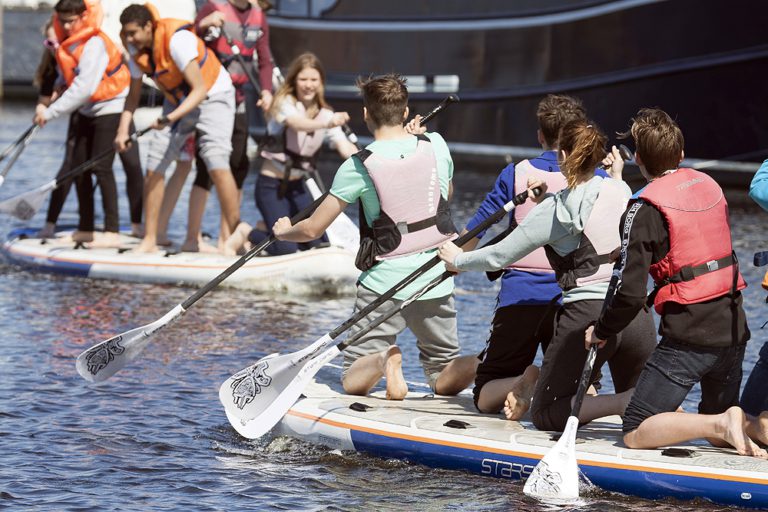 Kinder auf dem Wasser mit einem Supboard