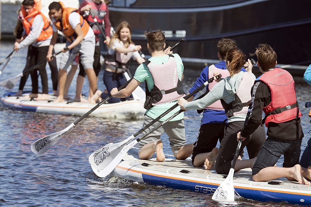 Kinder auf dem Wasser mit einem Supboard
