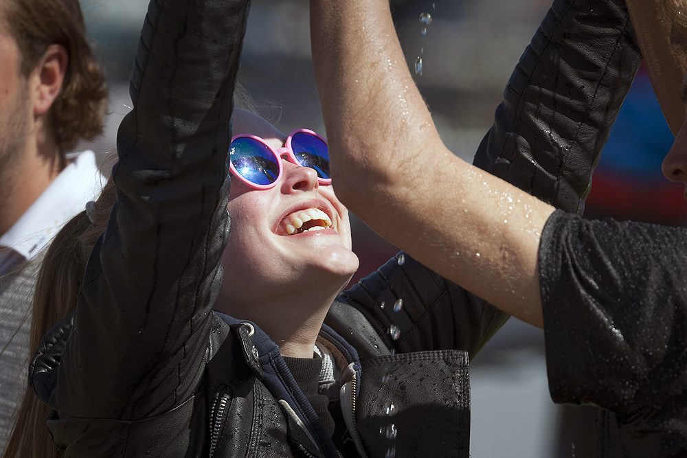Eine Frau hat Spaß bei der Expedition Heegermeer