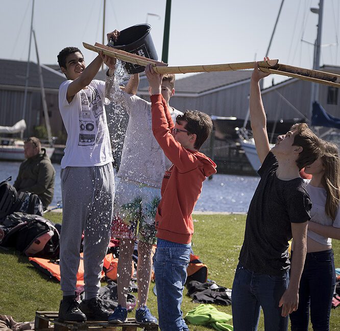 Expeditie heegermeer. Jongeren die een waterbrug aan het bouwen zijn.