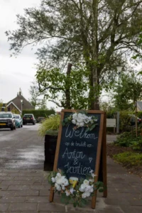 Willkommensschild an einem Hochzeitsort in Friesland