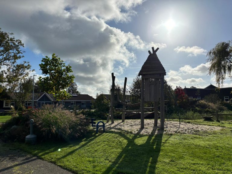 der hintere Spielplatz